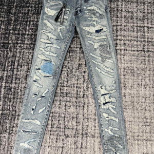 AMIRI 워싱 디스트로이드 데님팬츠